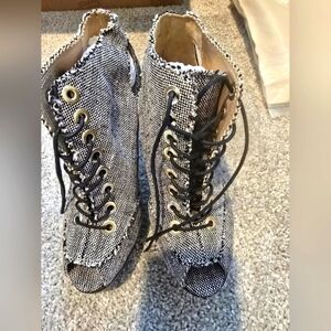 Stuart Weitzman Stylish Lace Up Heels